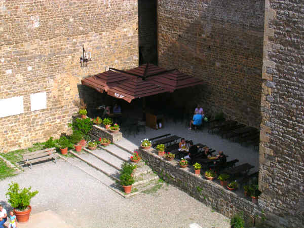 Tavolini dell enoteca nella Fortezza di Montalcino